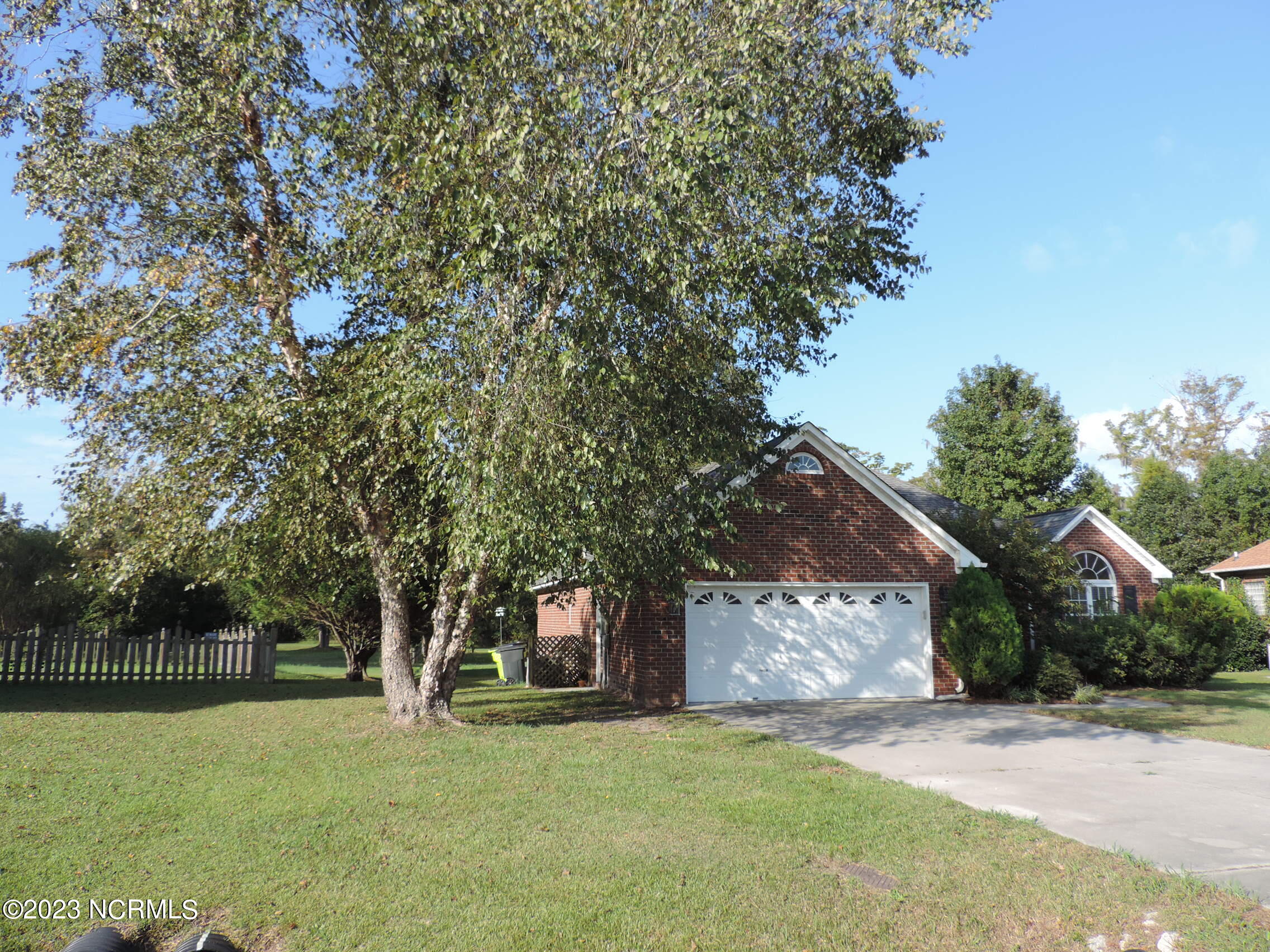 130 Hidden Pond Drive New Bern, NC 28562 - Photo 2 of 29 side yard