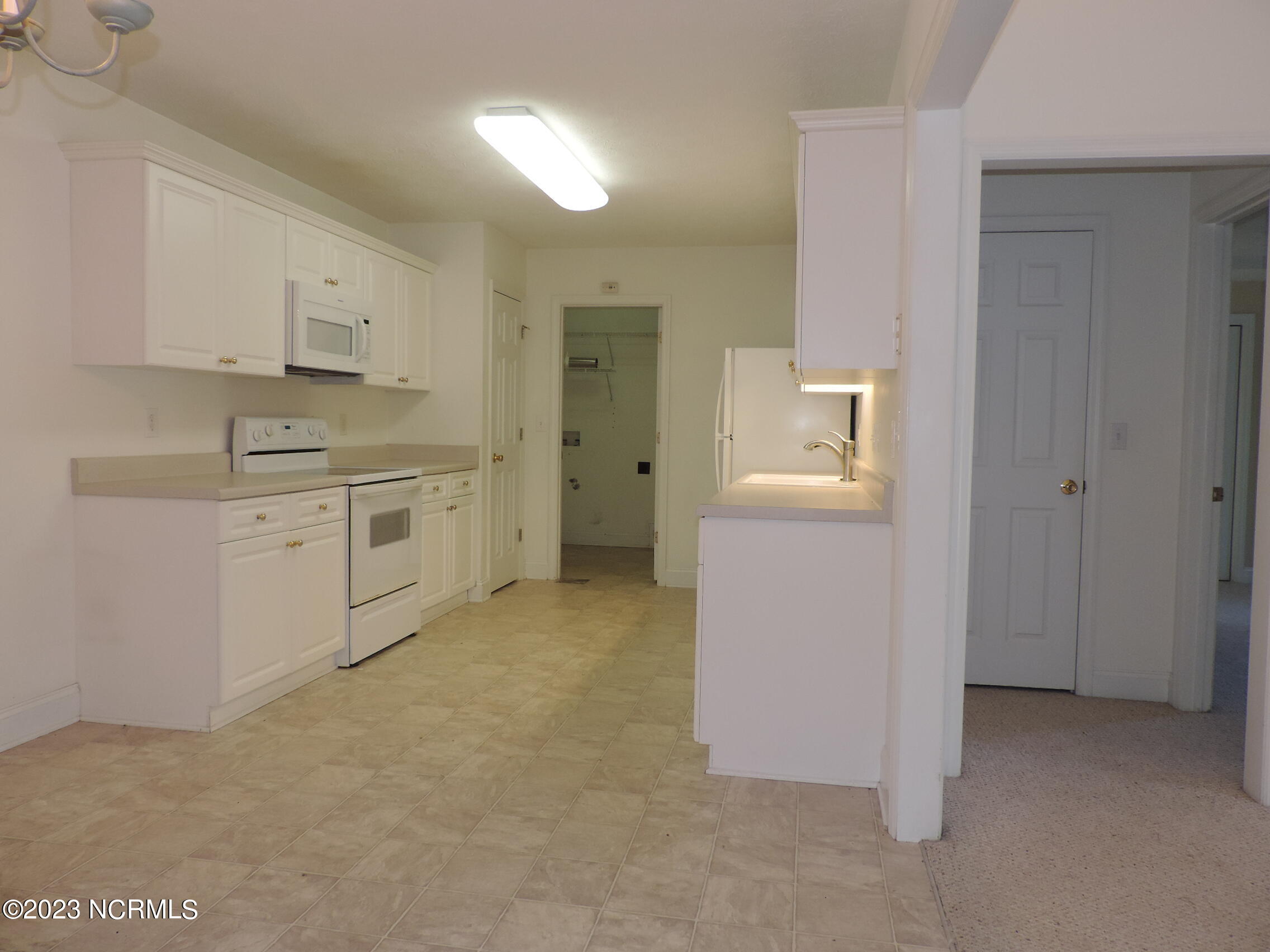 130 Hidden Pond Drive New Bern, NC 28562 - Photo 9 of 29 kitchen