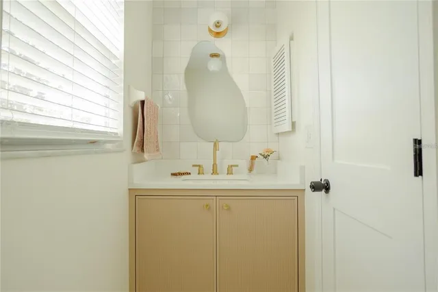 $575,000 | 2337 Ixora Avenue, Sarasota, FL 34234