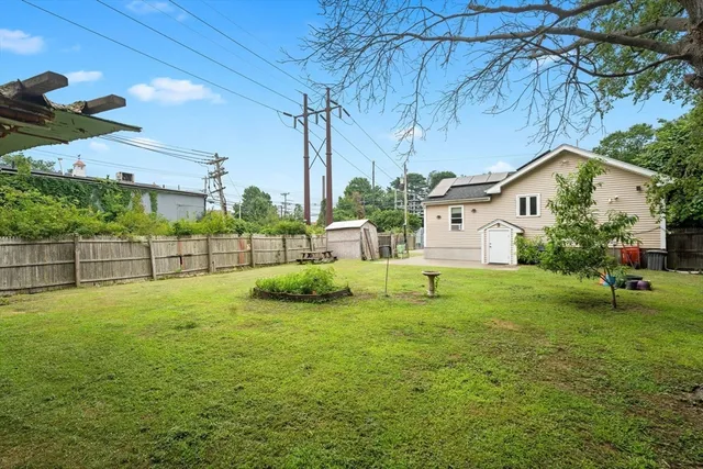 a view of a backyard