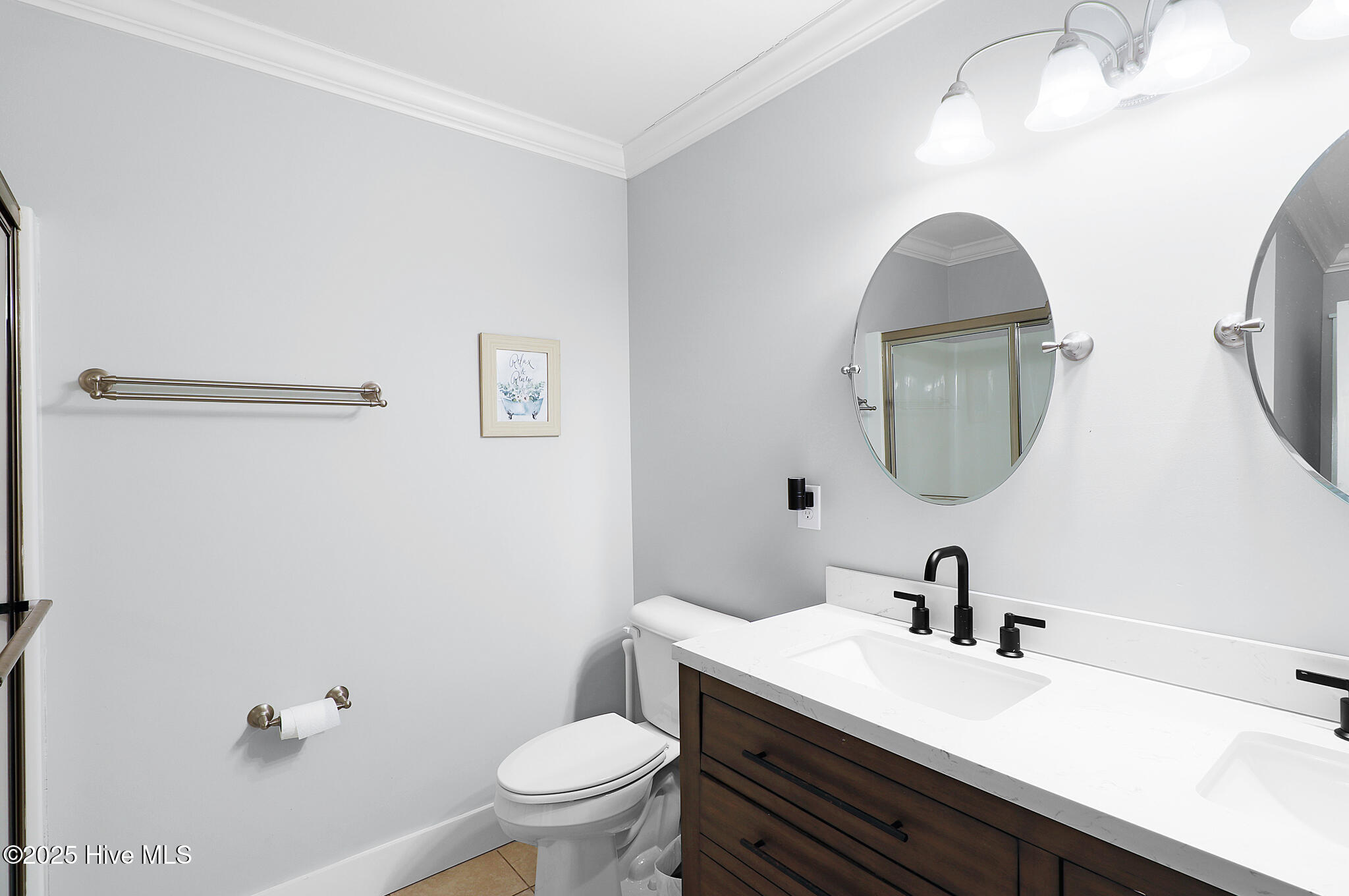 615 Broad Street, Unit B Beaufort, NC 28516 - Photo 15 of 29 Primary Bathroom