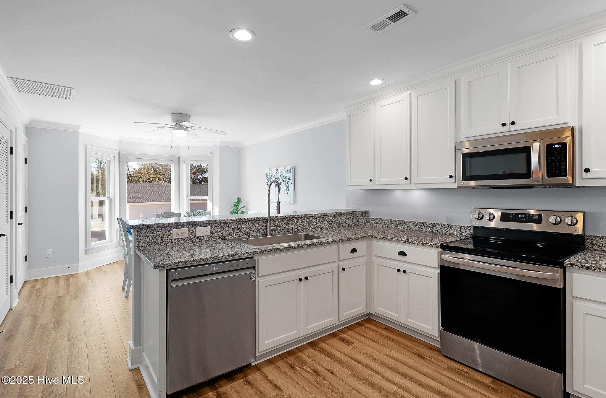 615 Broad Street, Unit B Beaufort, NC 28516 - Photo 9 of 29 Kitchen with Granite Countertops