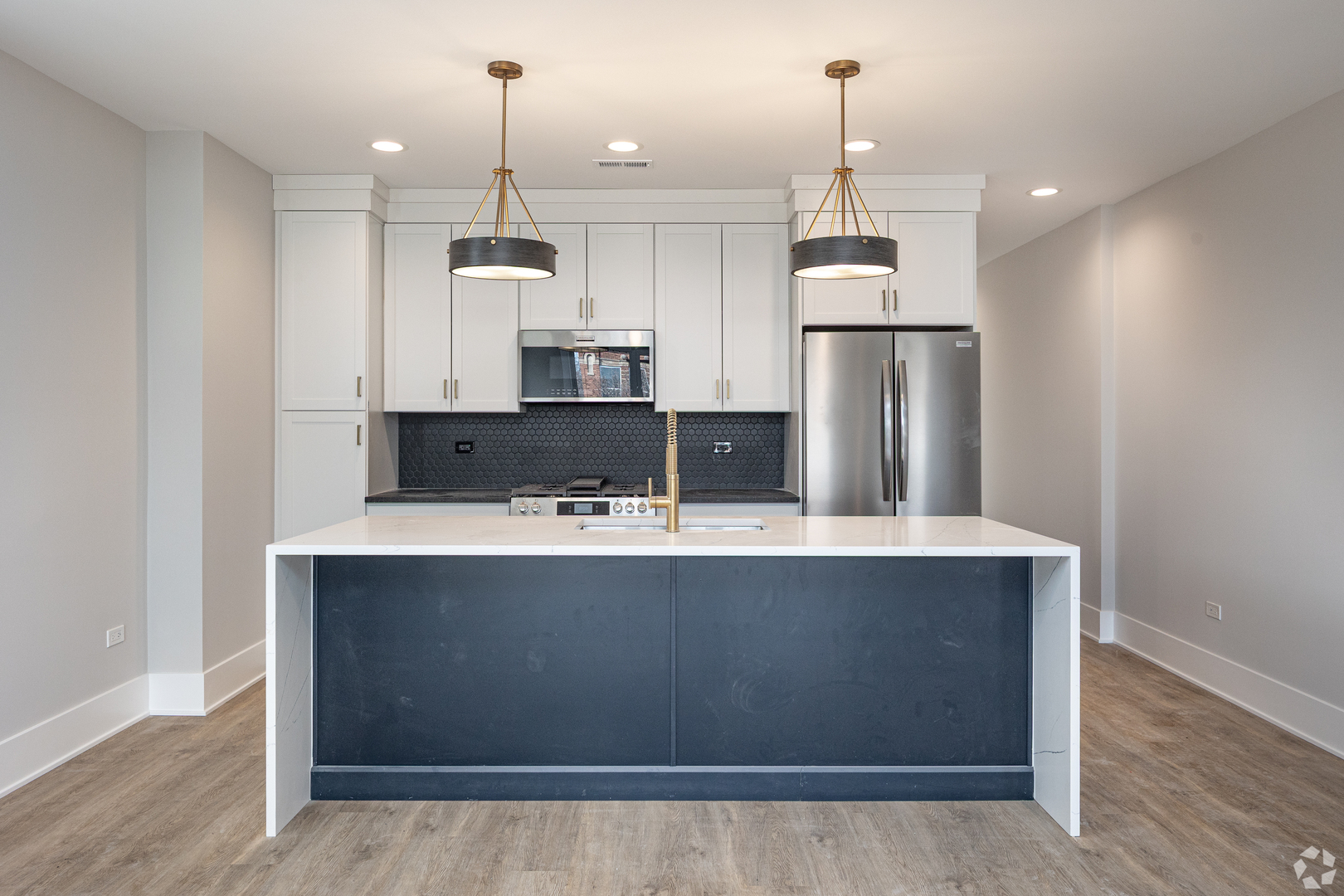 1647 West Irving Park Road, Unit 4E Chicago, IL 60613 - Photo 4 of 10