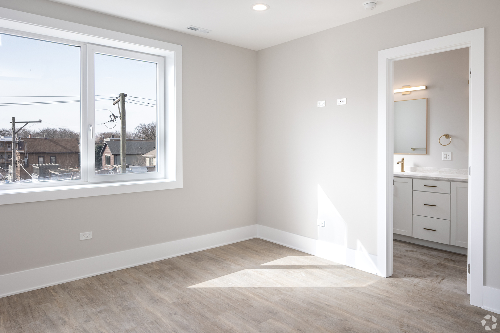 1647 West Irving Park Road, Unit 4E Chicago, IL 60613 - Photo 7 of 10