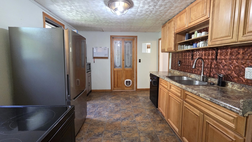 28 Cross Road Uxbridge, MA 01569 - Photo 17 of 40 Gallery Image 17