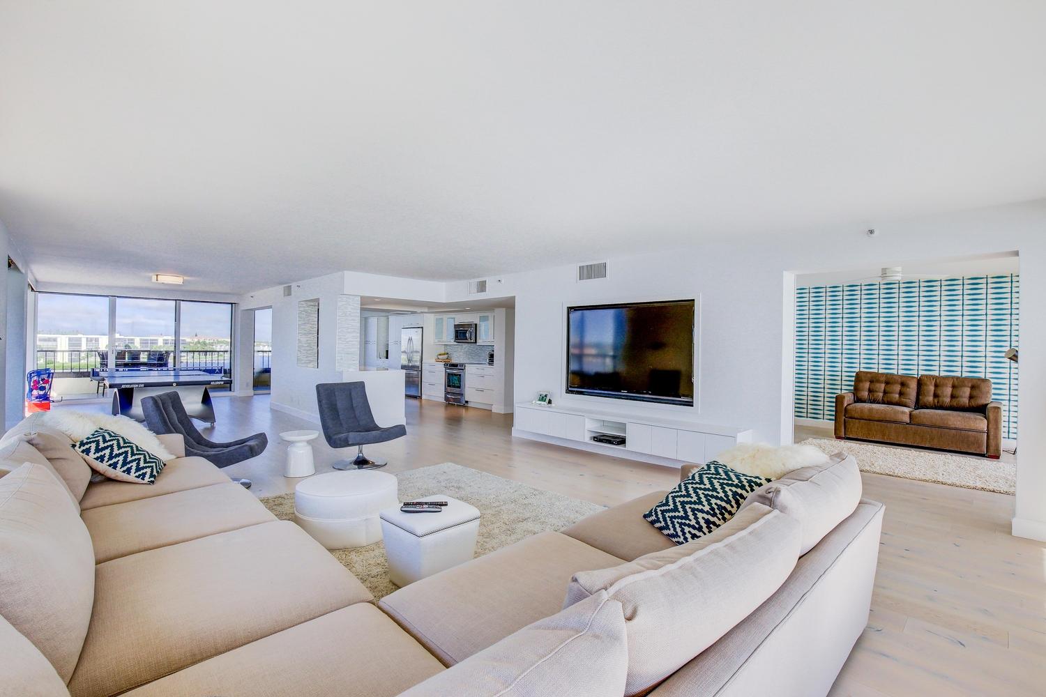 19900 South Beach Road, Unit 504 Jupiter, FL 33469 - Photo 10 of 39 Living Area