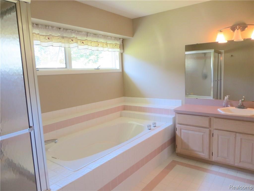 5290 Fenton Road Fenton, MI 48430 - Photo 24 of 44
