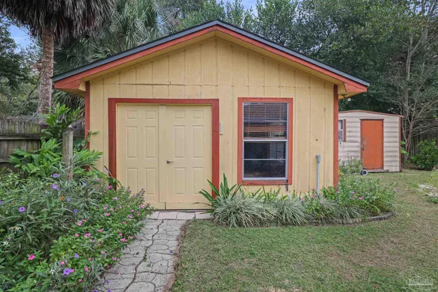 a view of a house with backyard and garden