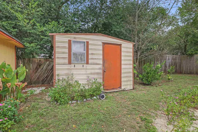 a view of a house with backyard and garden
