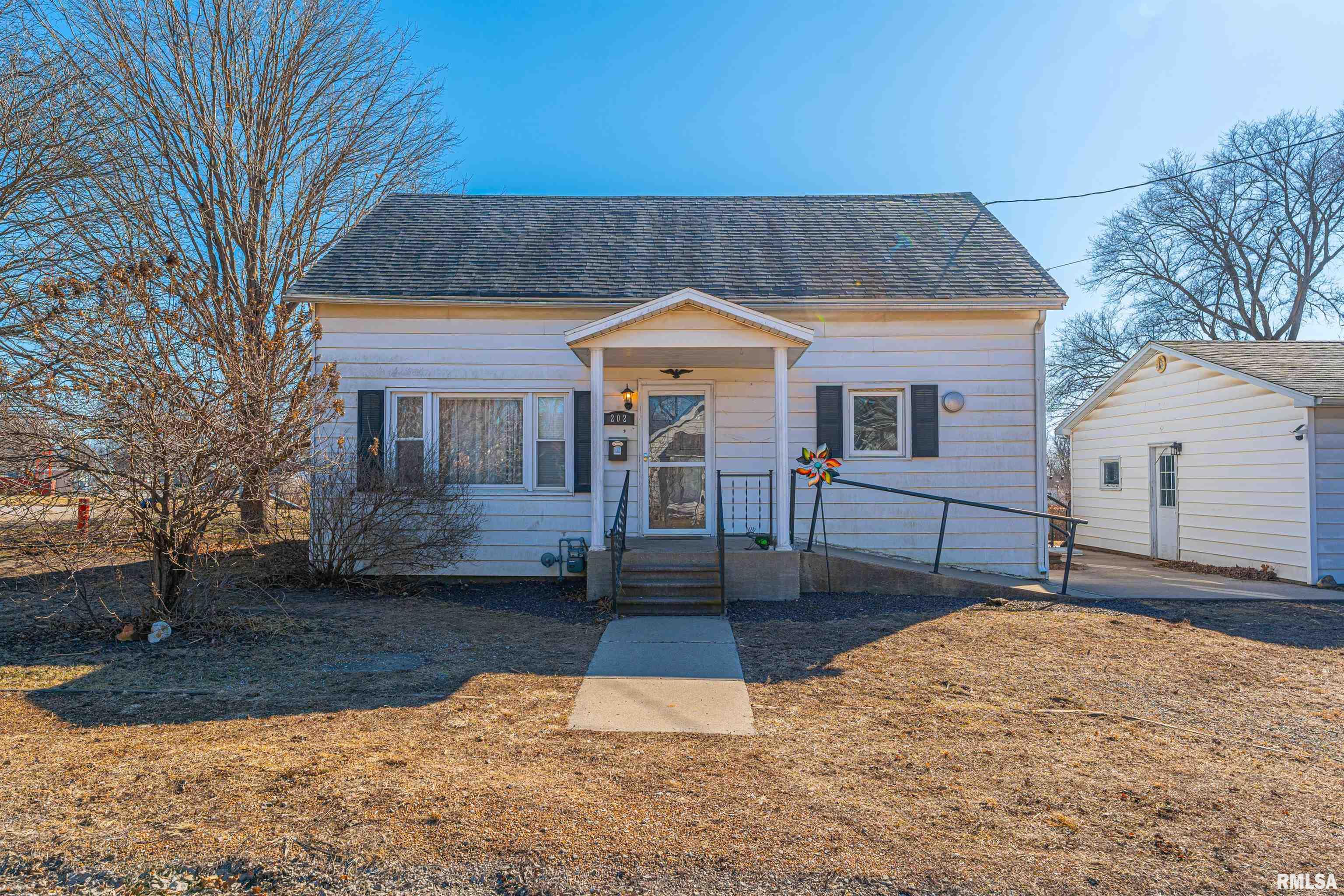 202 West Green Street Mount Pulaski, IL 62548 - Photo 2 of 28