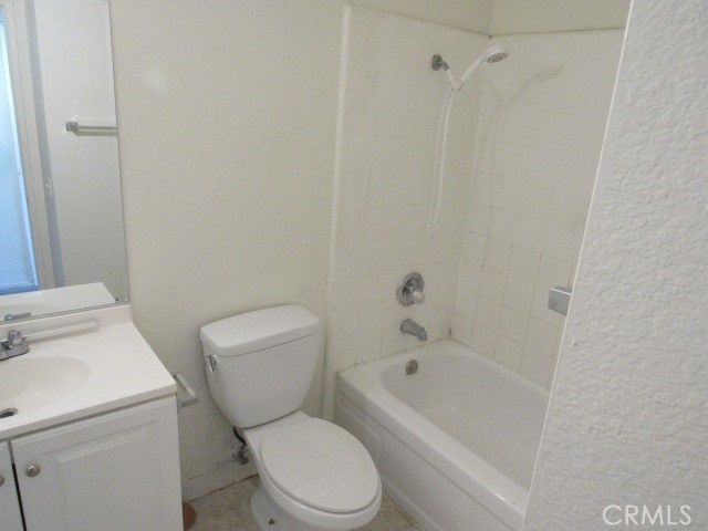 44583 La Paz Road Temecula, CA 92592 - Photo 23 of 32 bathroom #2