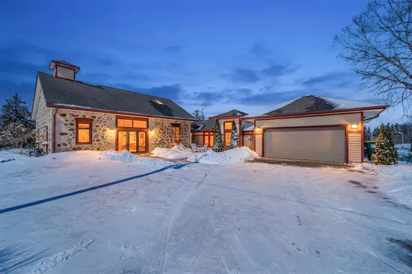 $474,900 | 998 East Newark Drive, Farmington, WI 53090