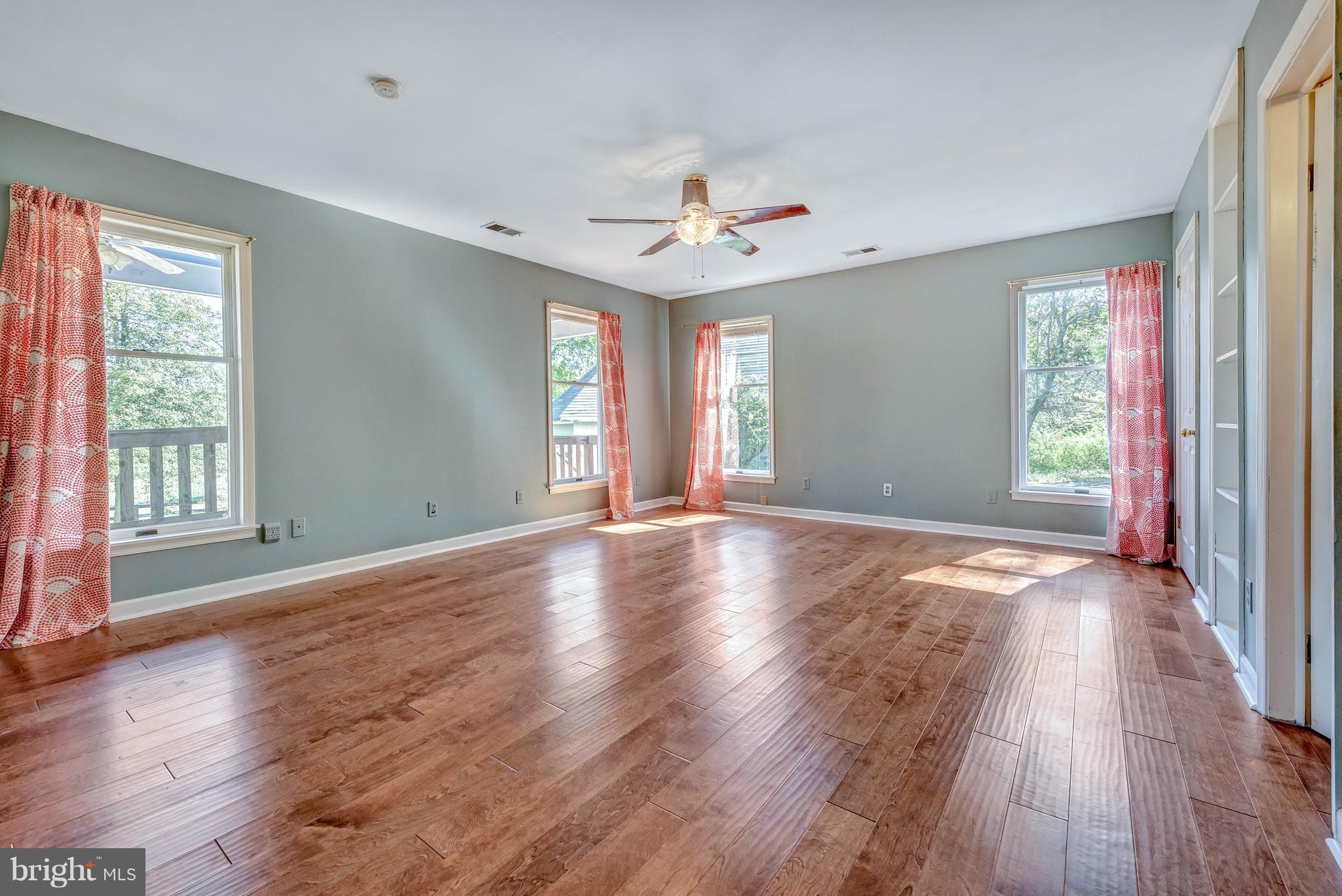 18031 Barnesville Road Barnesville, MD 20838 - Photo 17 of 30 Main floor master with bath.......
