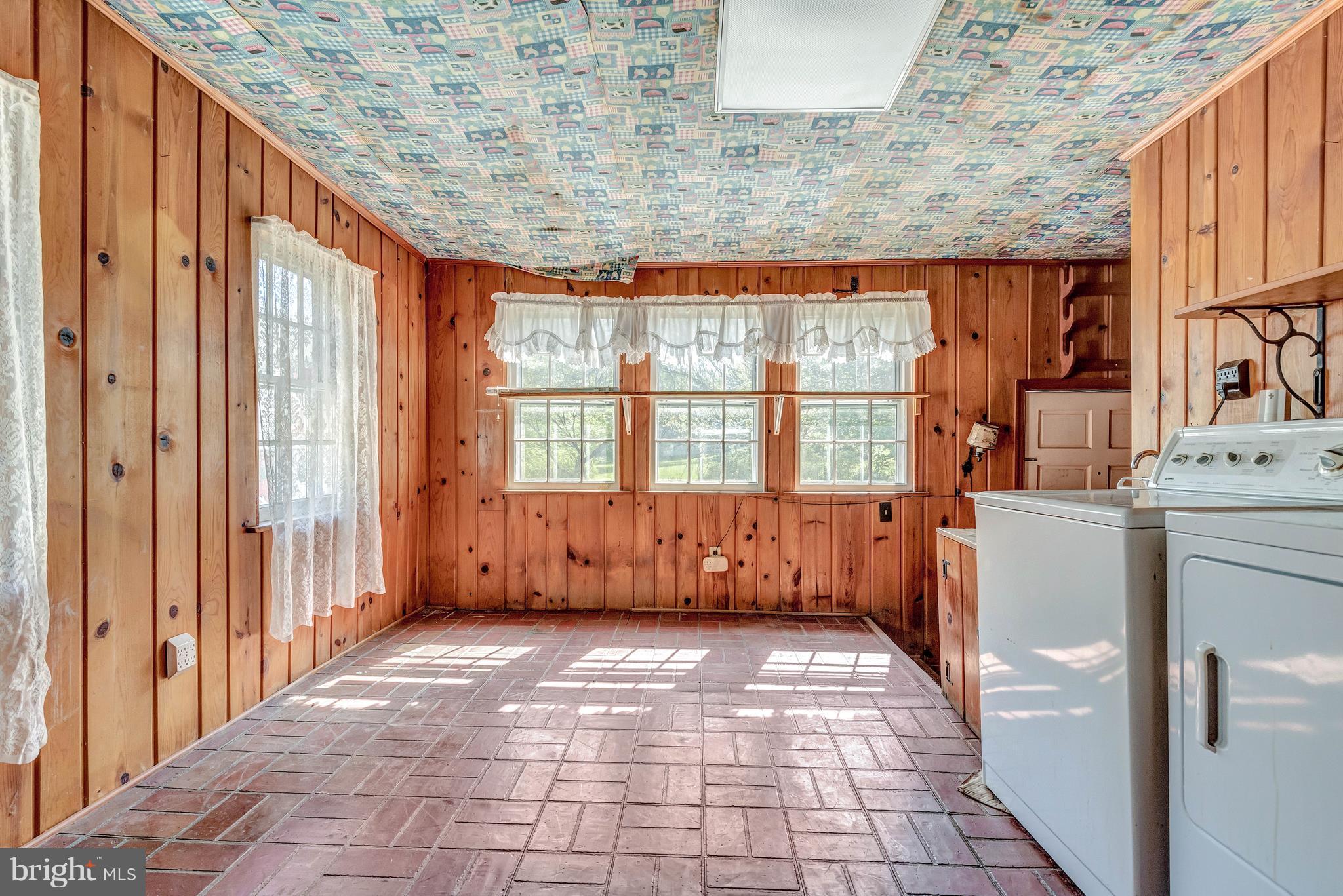 18031 Barnesville Road Barnesville, MD 20838 - Photo 23 of 30 Main floor laundry