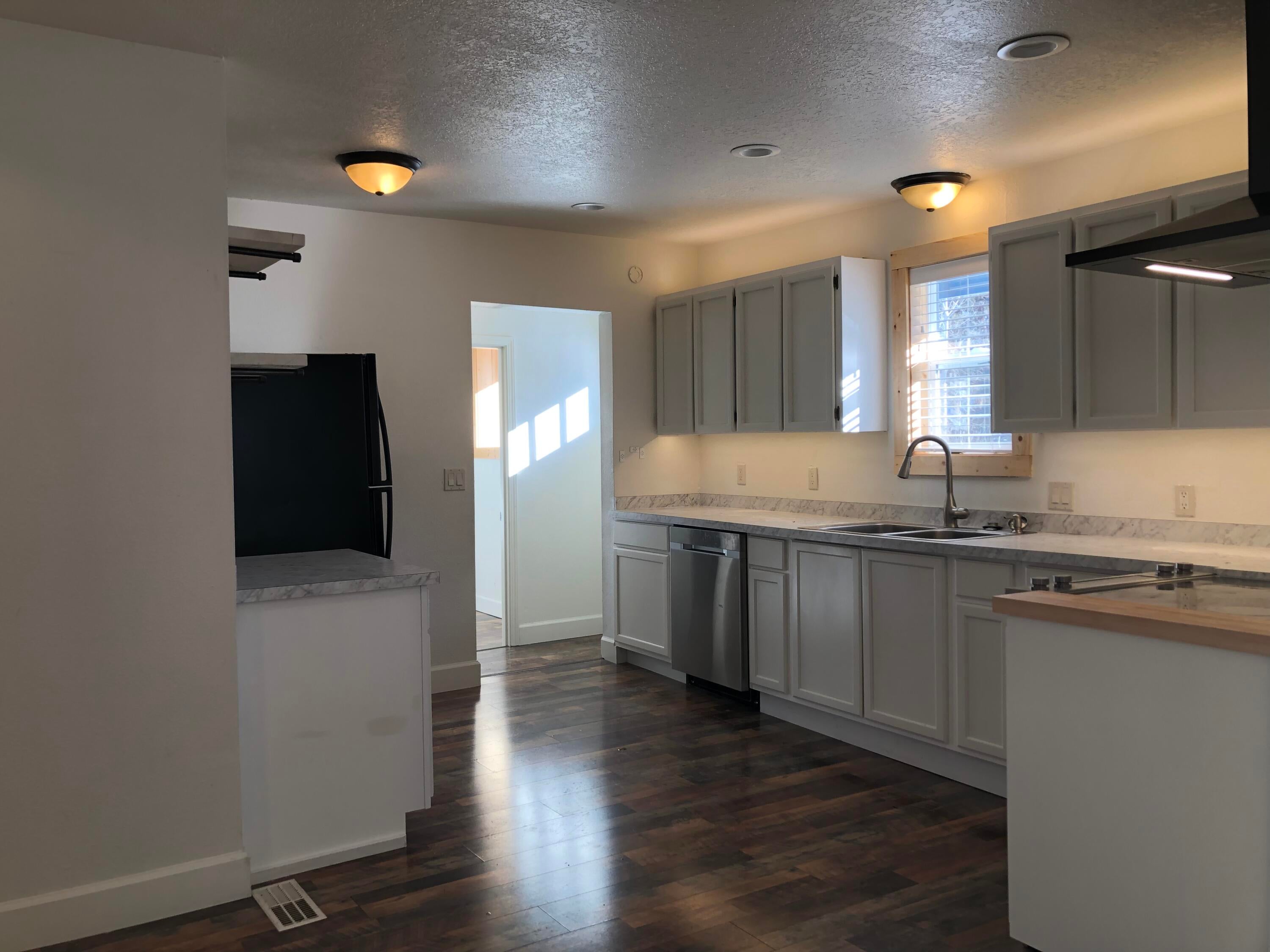 61140 Benham Road Bend, OR 97702 - Photo 9 of 18 Into the kitchen