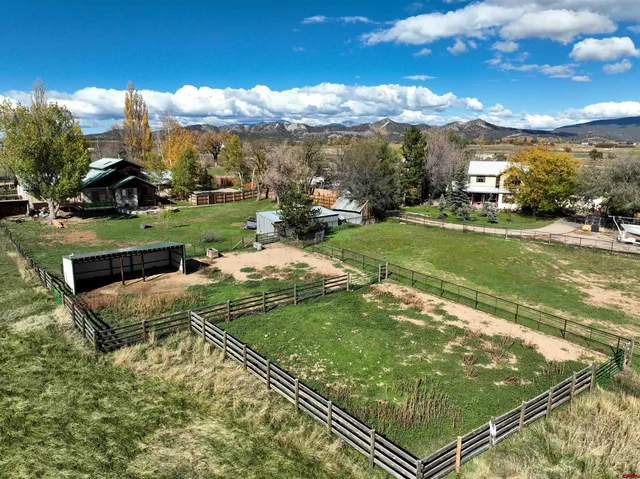 a view of a garden with sitting area