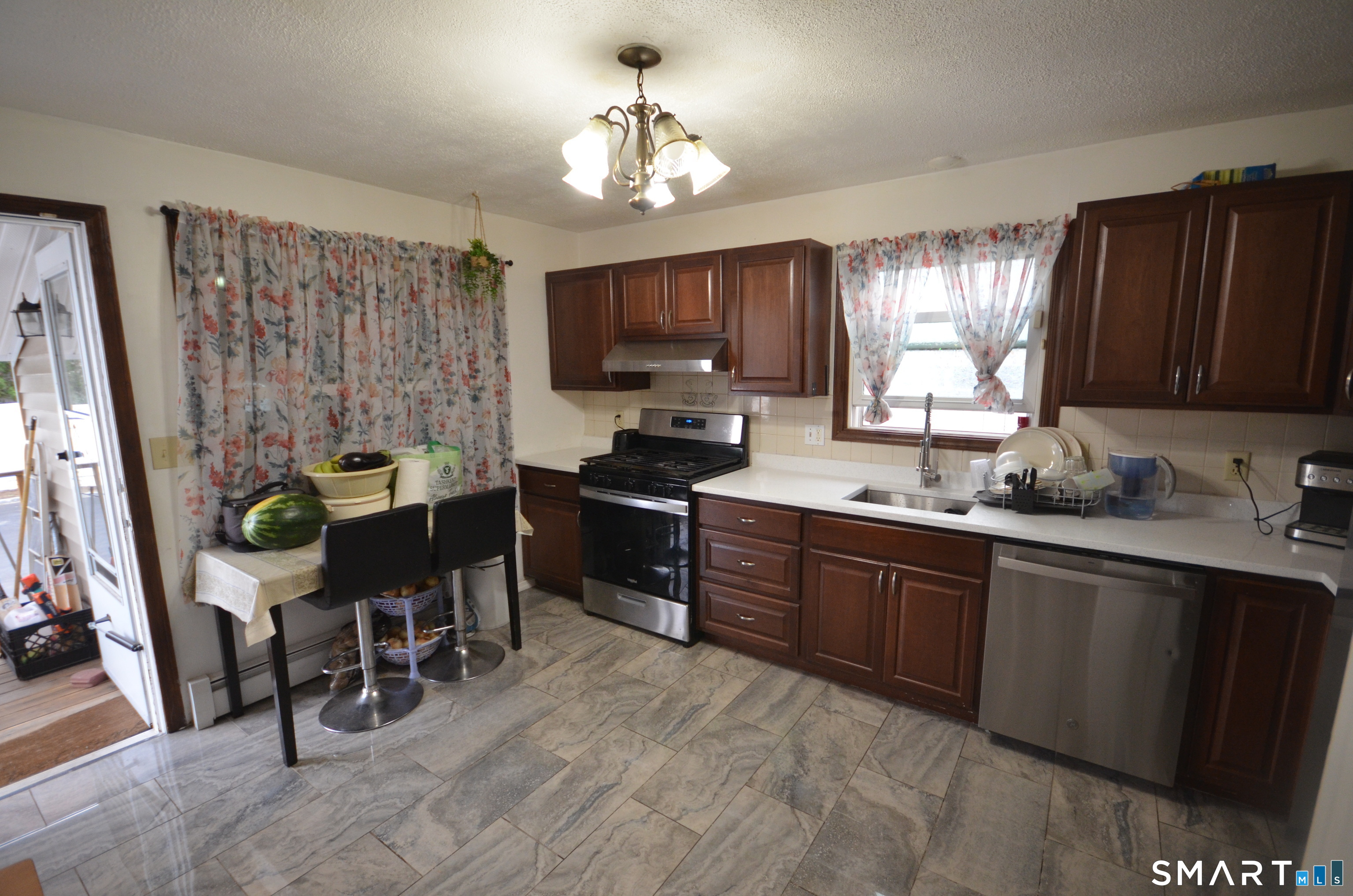 430 Berkeley Road Fairfield, CT 06825 - Photo 6 of 37