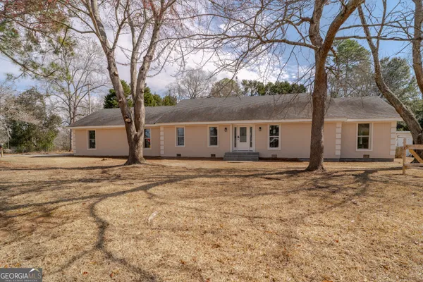 a view of a house with a yard