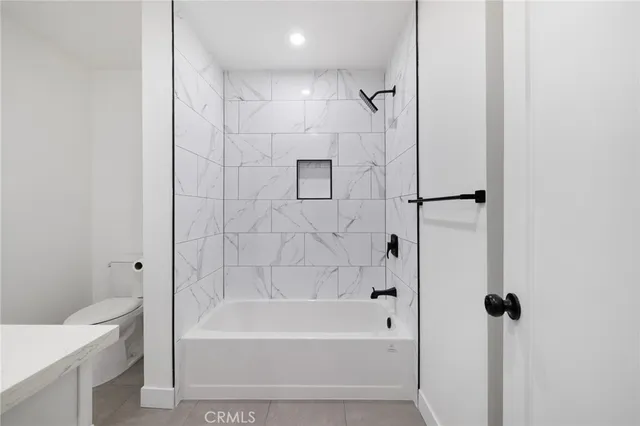 $3,250 | 17000 Burbank Boulevard, Unit 201, Encino, CA 91316