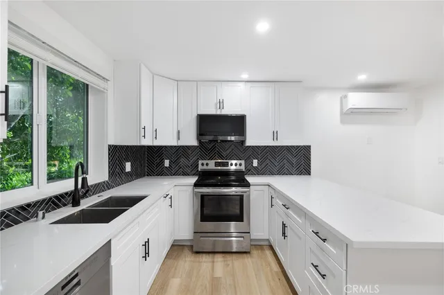 $3,250 | 17000 Burbank Boulevard, Unit 201, Encino, CA 91316