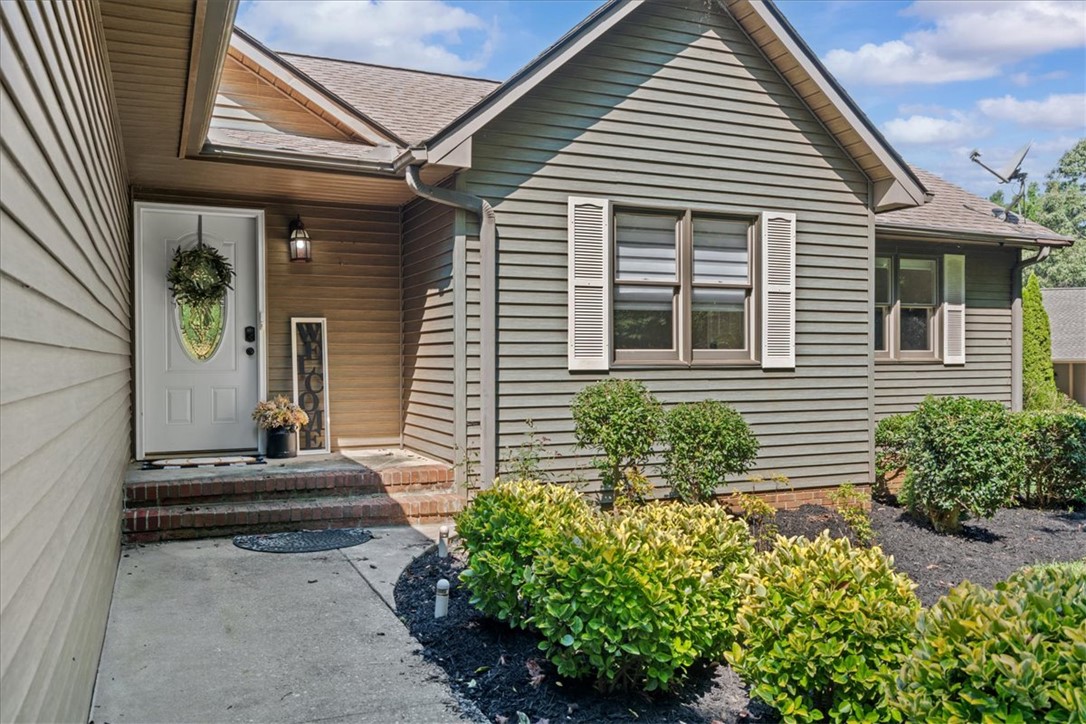 2017 Crystal Bay Court Seneca, SC 29672 - Photo 2 of 36