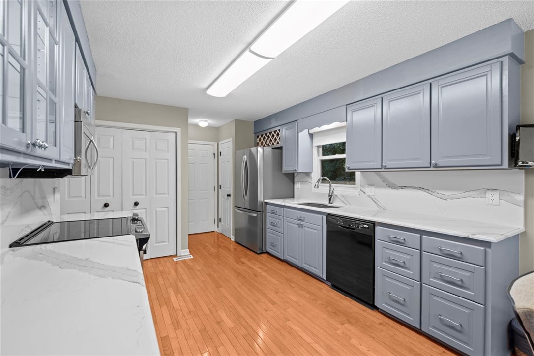 2017 Crystal Bay Court Seneca, SC 29672 - Photo 9 of 36 Kitchen