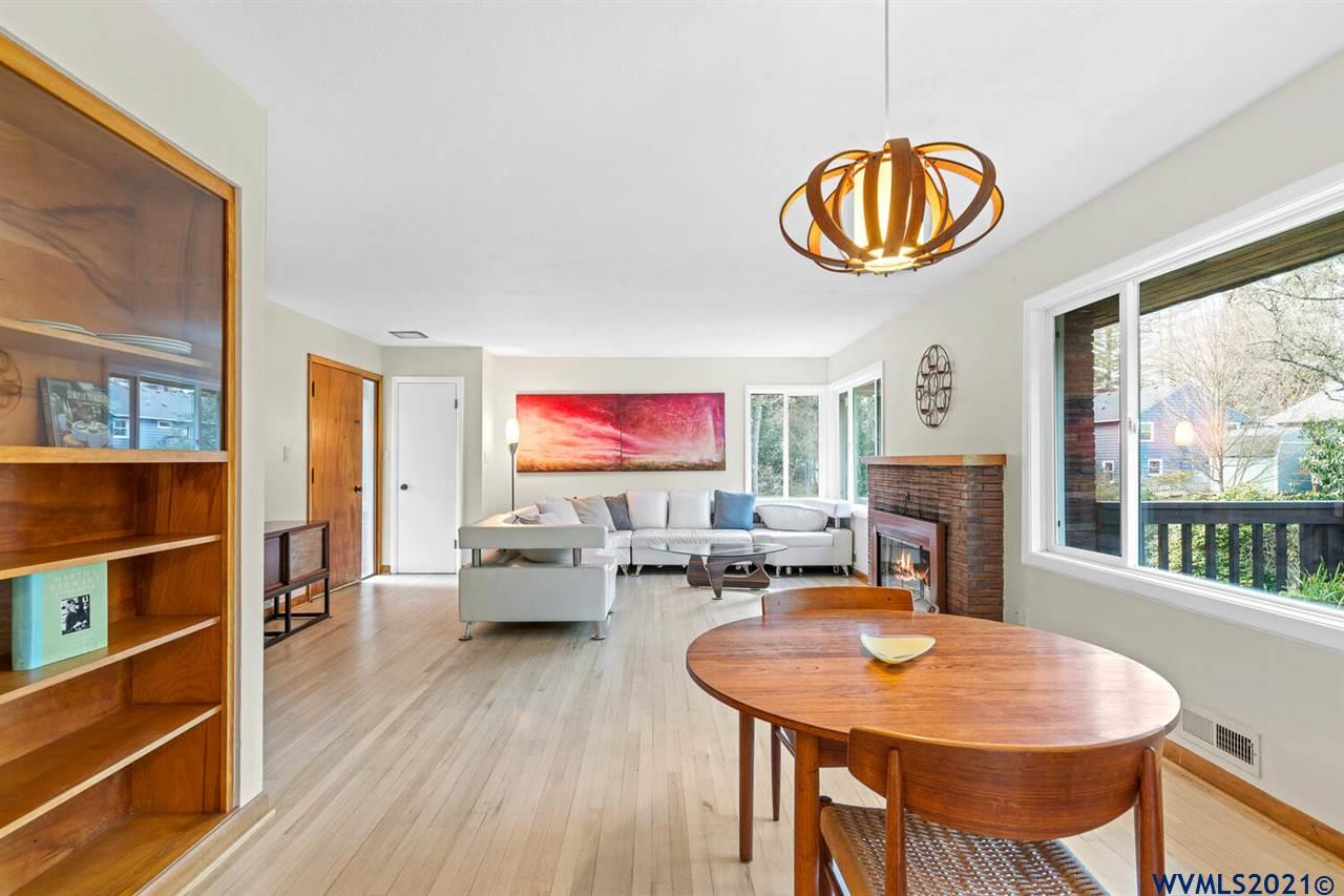 5533 Southwest Vermont Street Portland, OR 97219 - Photo 7 of 30