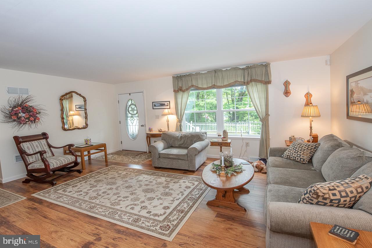 16 Kirk Road Garnet Valley, PA 19060 - Photo 5 of 35 Bright Living Room