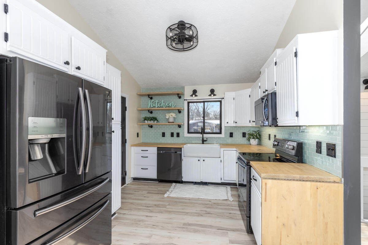 10273 Burgundy Boulevard Dimondale, MI 48821 - Photo 5 of 22 IMG_1004