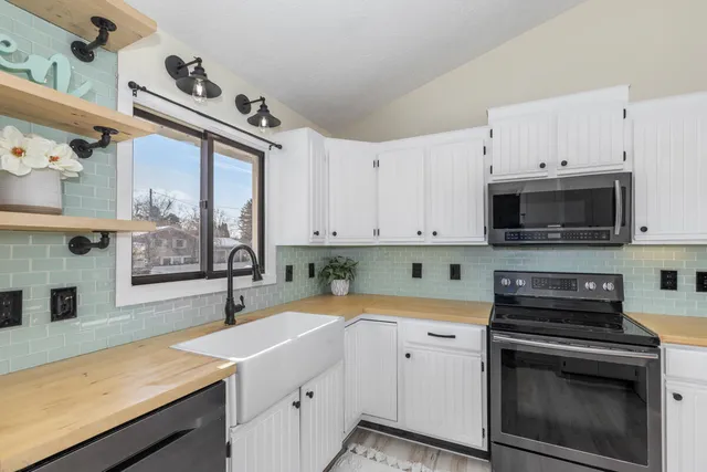 $355,000 | 10273 Burgundy Boulevard, Dimondale, MI 48821