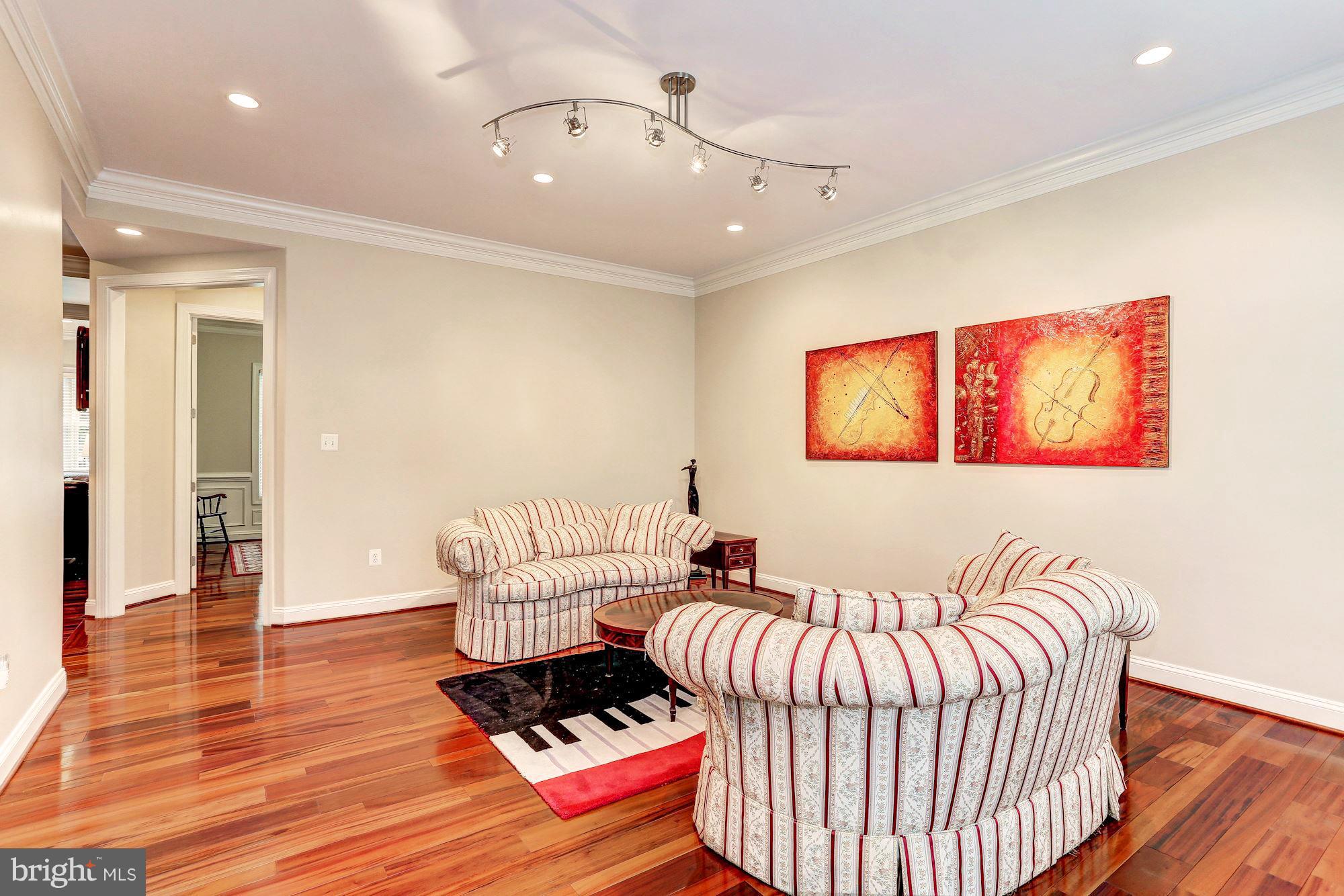 7111 Granberry Way Springfield, VA 22151 - Photo 4 of 30 a living room with furniture