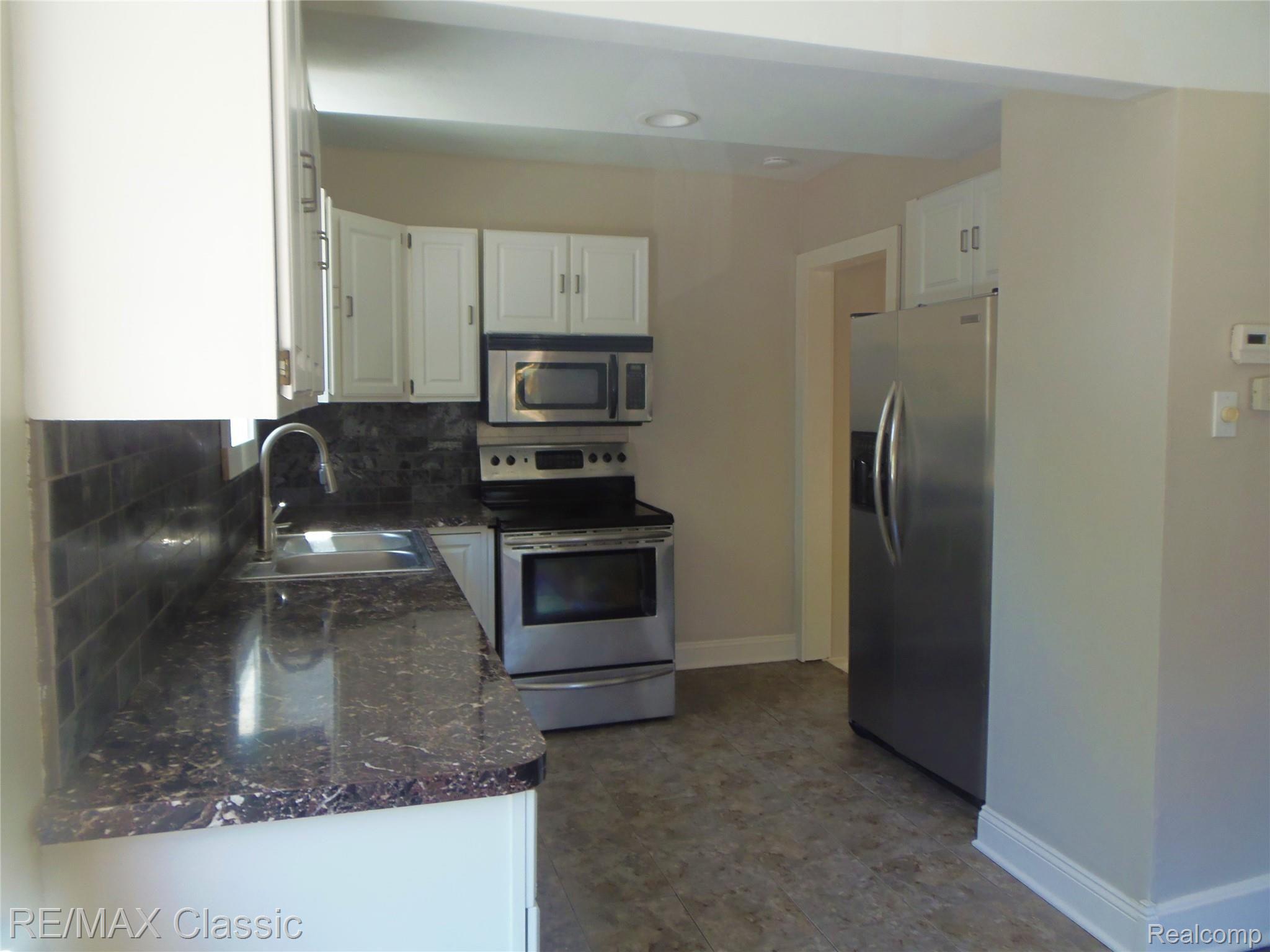 1190 Bangor Road Waterford, MI 48328 - Photo 17 of 44 Kitchen1.jpg
