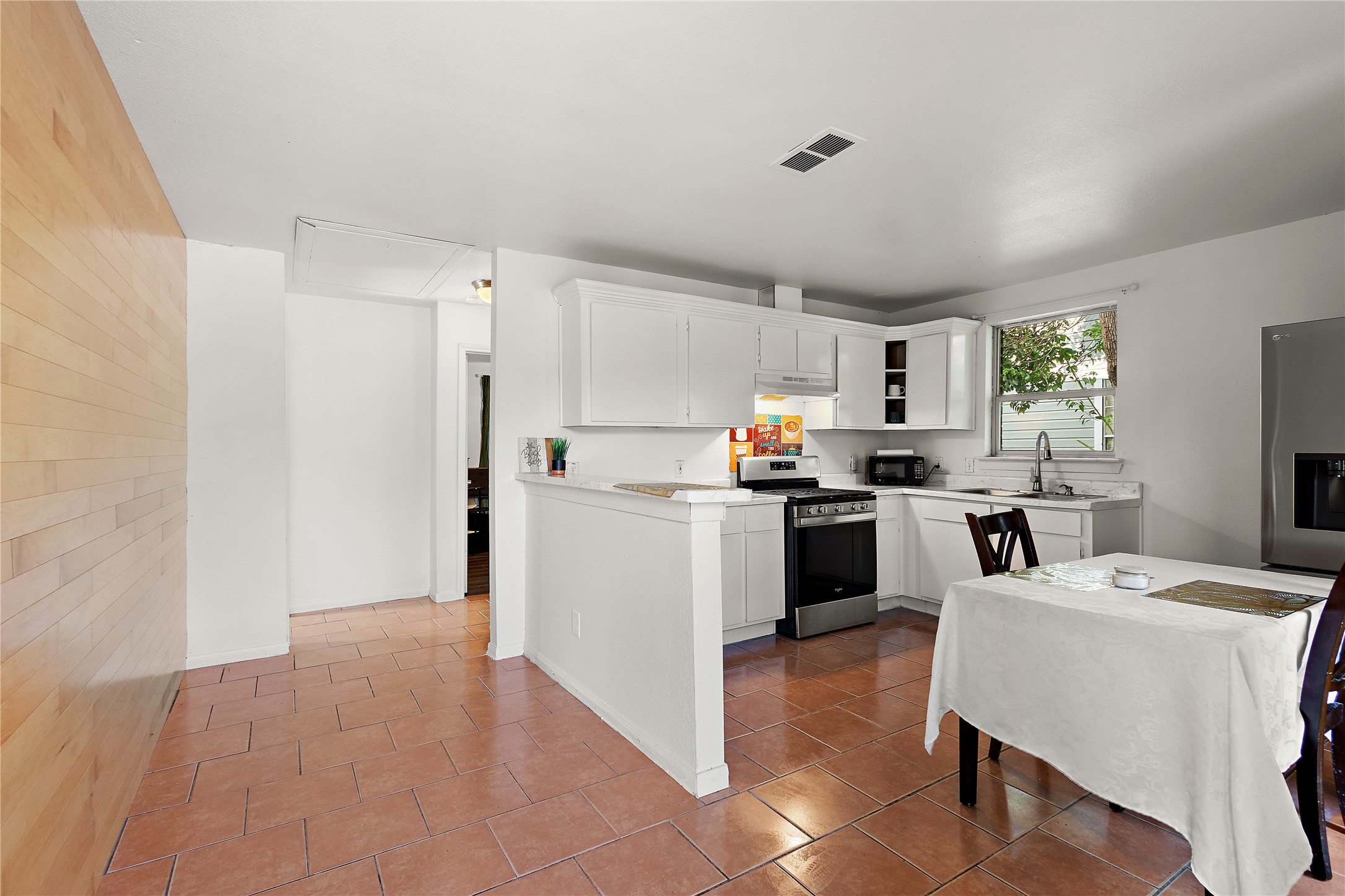 225 Palmyra Street Houston, TX 77022 - Photo 11 of 11 Spacious open floor plan creates a seamless flow between the kitchen, dining for comfortable daily living.