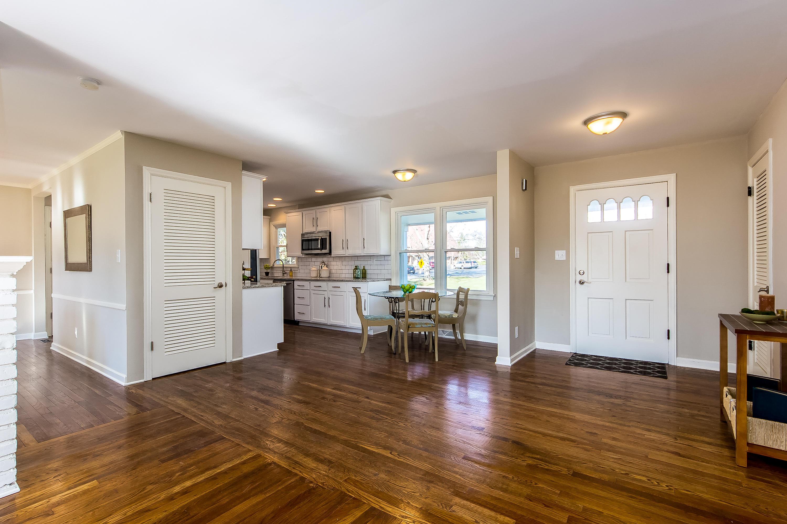 2279 Lytham Road Columbus, OH 43220 - Photo 3 of 27