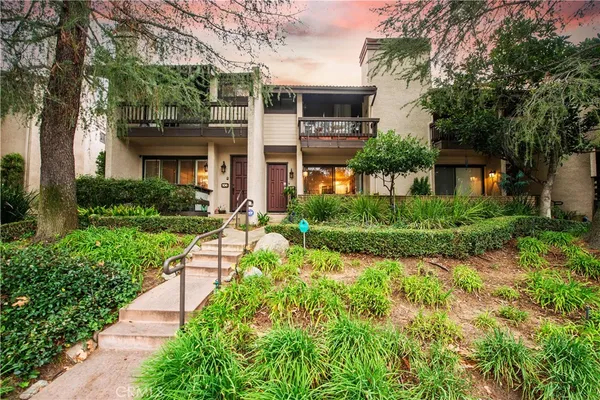 $730,000 | 5711 Owensmouth Avenue, Unit 107, Woodland Hills, CA 91367