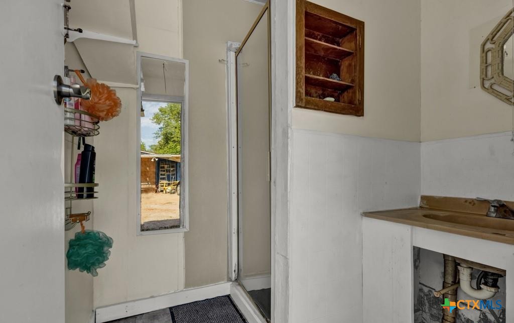 512 Valley Street San Marcos, TX 78666 - Photo 17 of 45 Full Bathroom