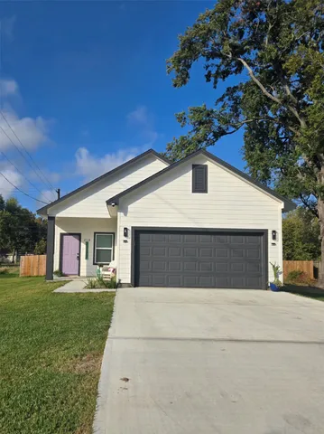 a front view of house with yard