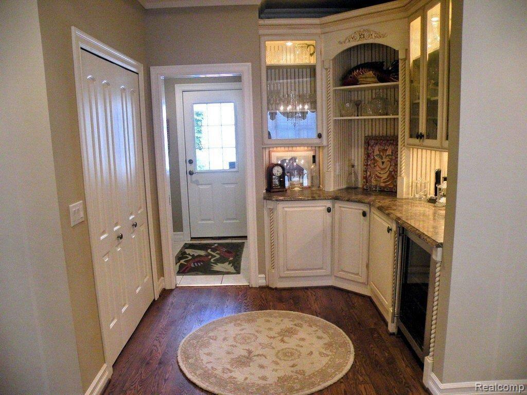 326 Glendale Avenue Rochester, MI 48307 - Photo 8 of 25 Butler Pantry