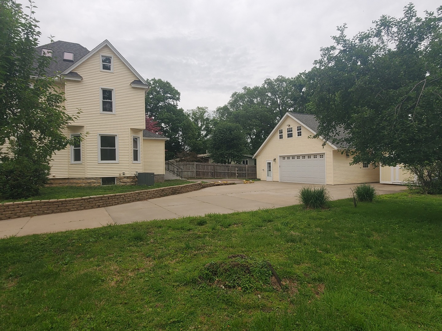 712 3rd Street Moline, IL 61265 - Photo 4 of 29 a front view of a house with a yard