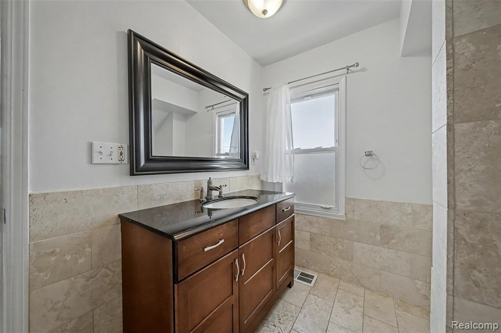 2330 Rosemont Road Berkley, MI 48072 - Photo 21 of 29