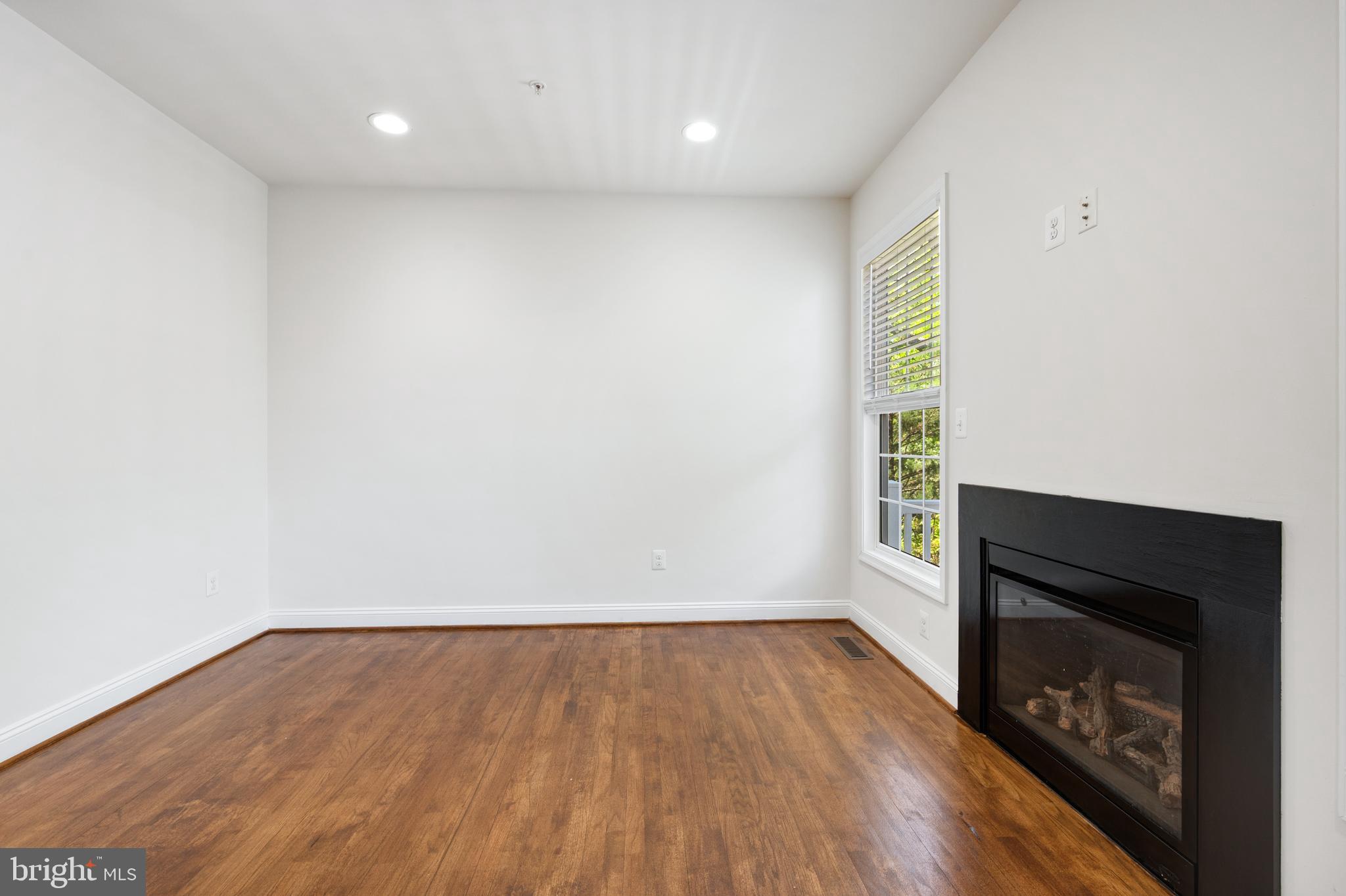 8342 Broderick Circle Gaithersburg, MD 20877 - Photo 12 of 34 Family Room