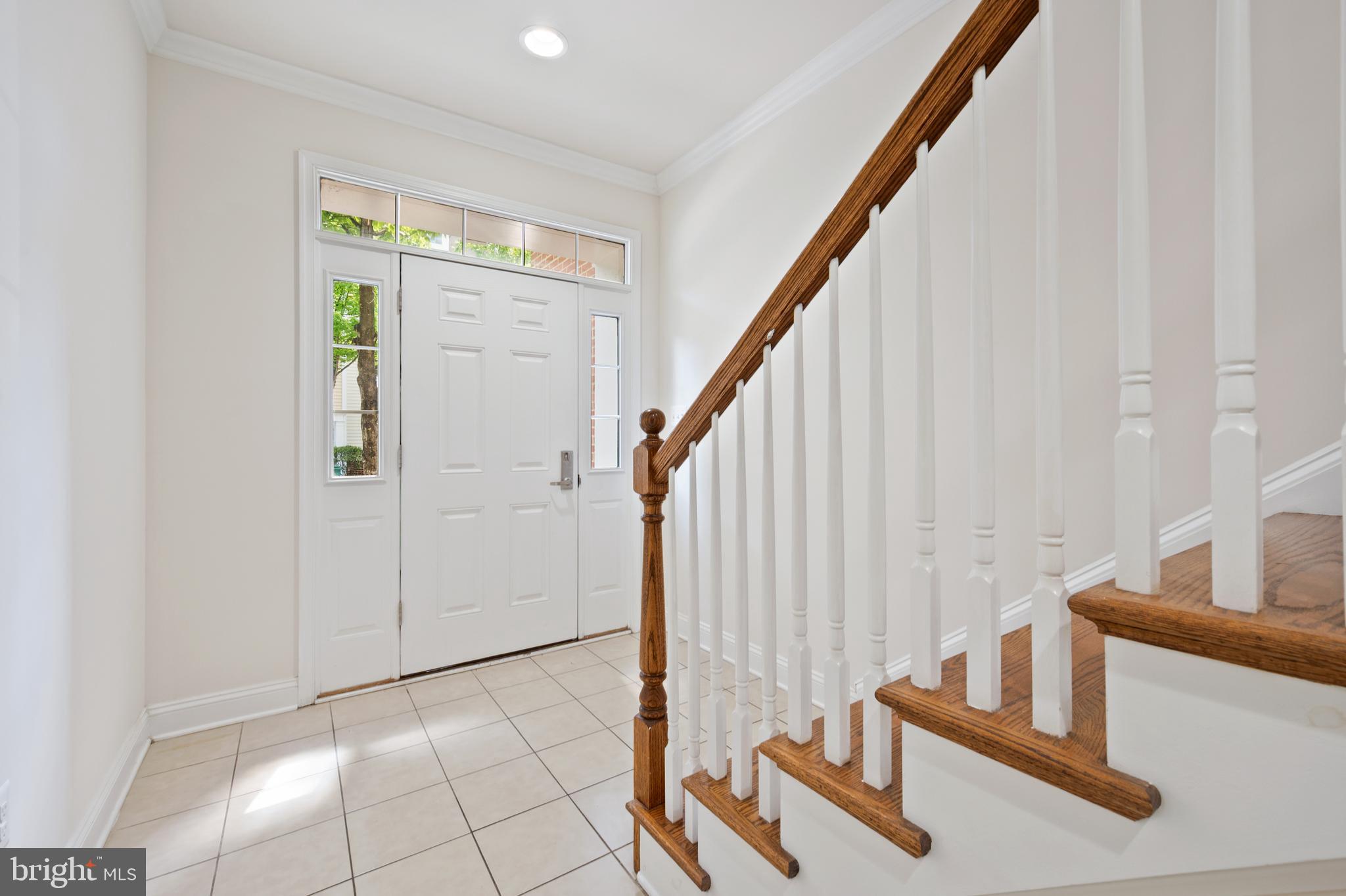 8342 Broderick Circle Gaithersburg, MD 20877 - Photo 4 of 34 Foyer