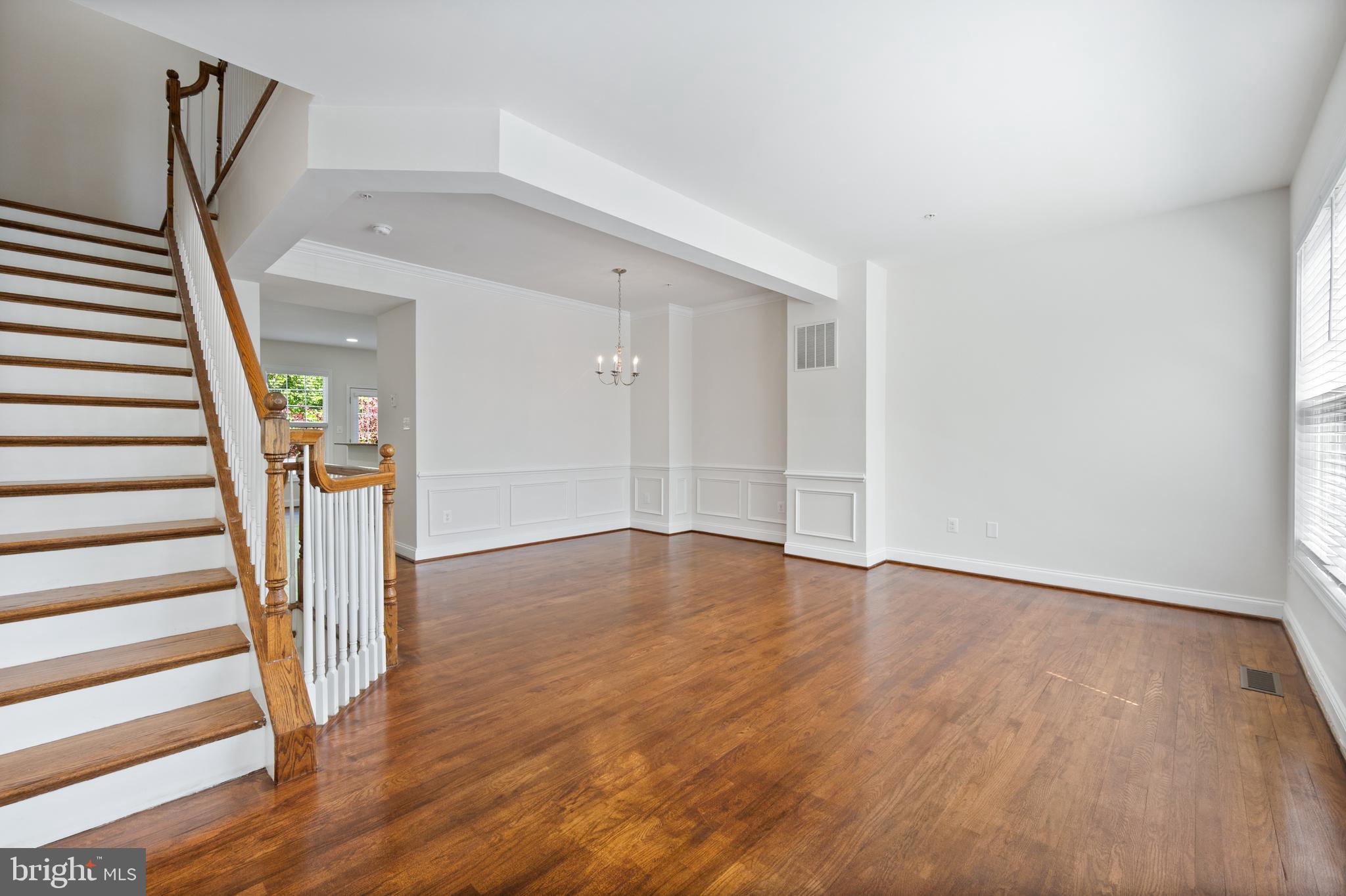 8342 Broderick Circle Gaithersburg, MD 20877 - Photo 5 of 34 Living Room