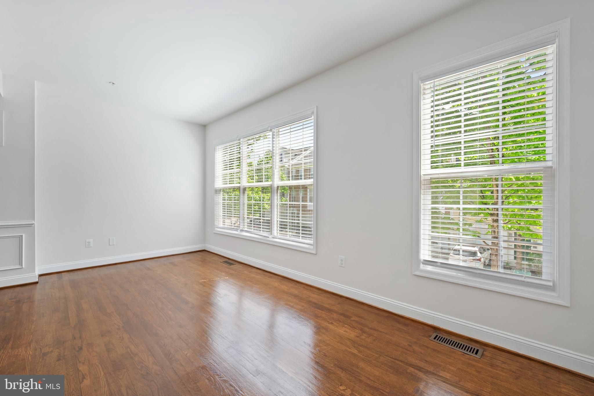 8342 Broderick Circle Gaithersburg, MD 20877 - Photo 6 of 34 Living Room