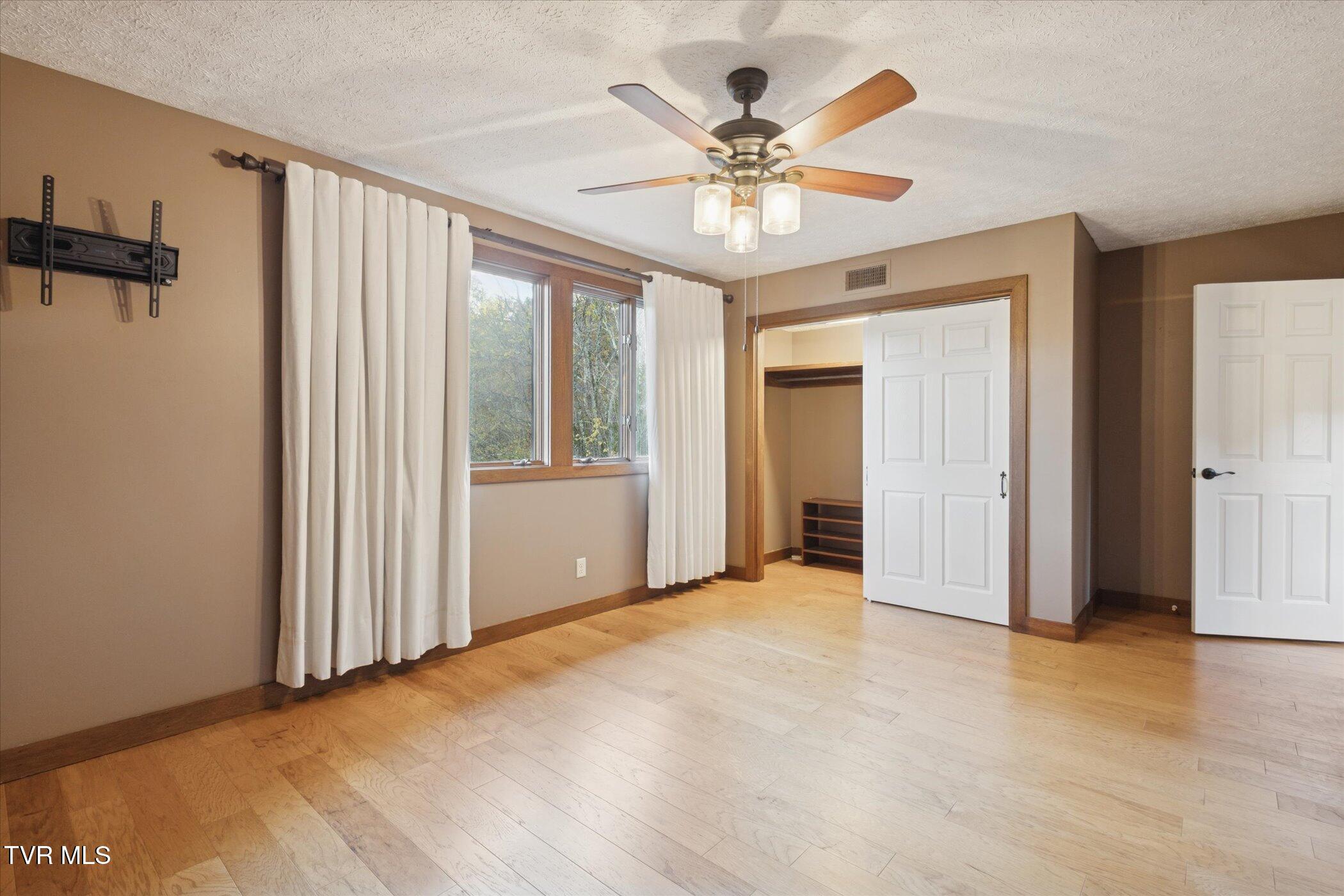 137 Columbine Road Kingsport, TN 37660 - Photo 28 of 62 26-137 Columbine Rd-WindowStill-Photogra