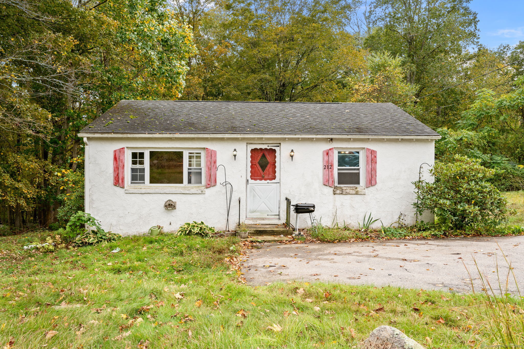 a view of a house with backyard