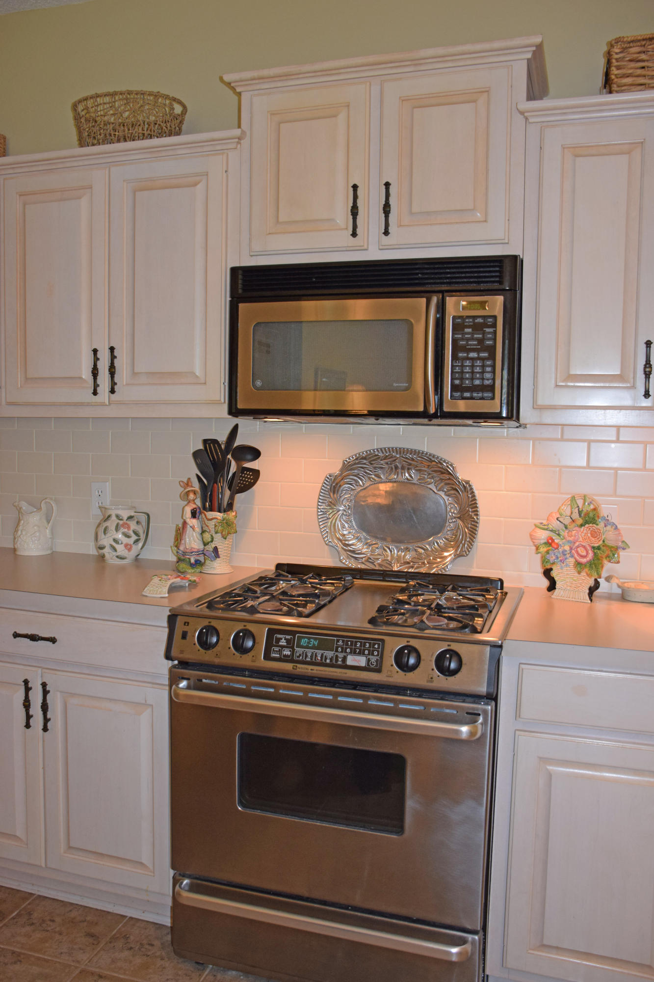 4492 Woodbridge Road Niceville, FL 32578 - Photo 11 of 32 Convection oven and microwave