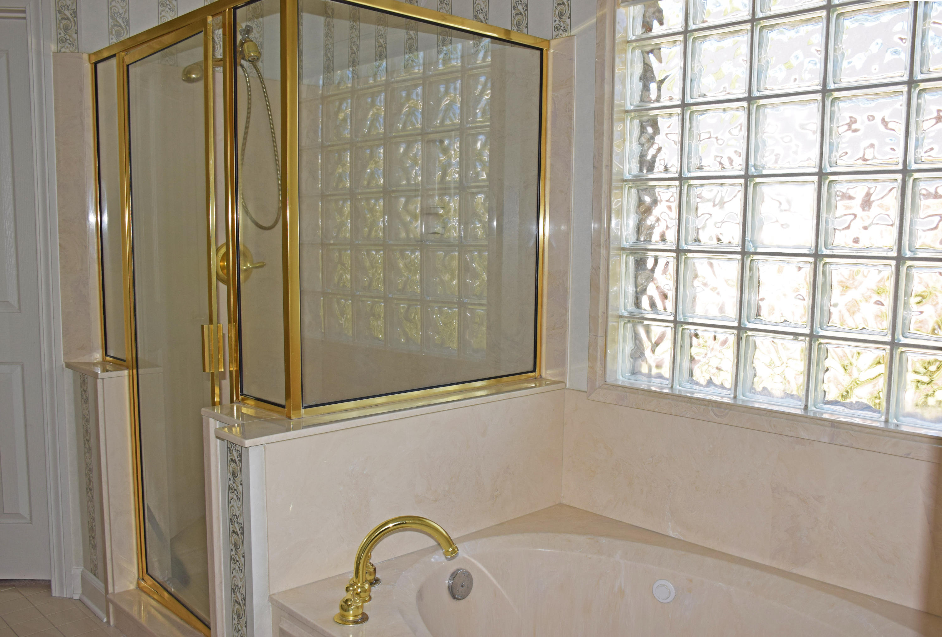 4492 Woodbridge Road Niceville, FL 32578 - Photo 19 of 32 Whirlpool tub, separate shower