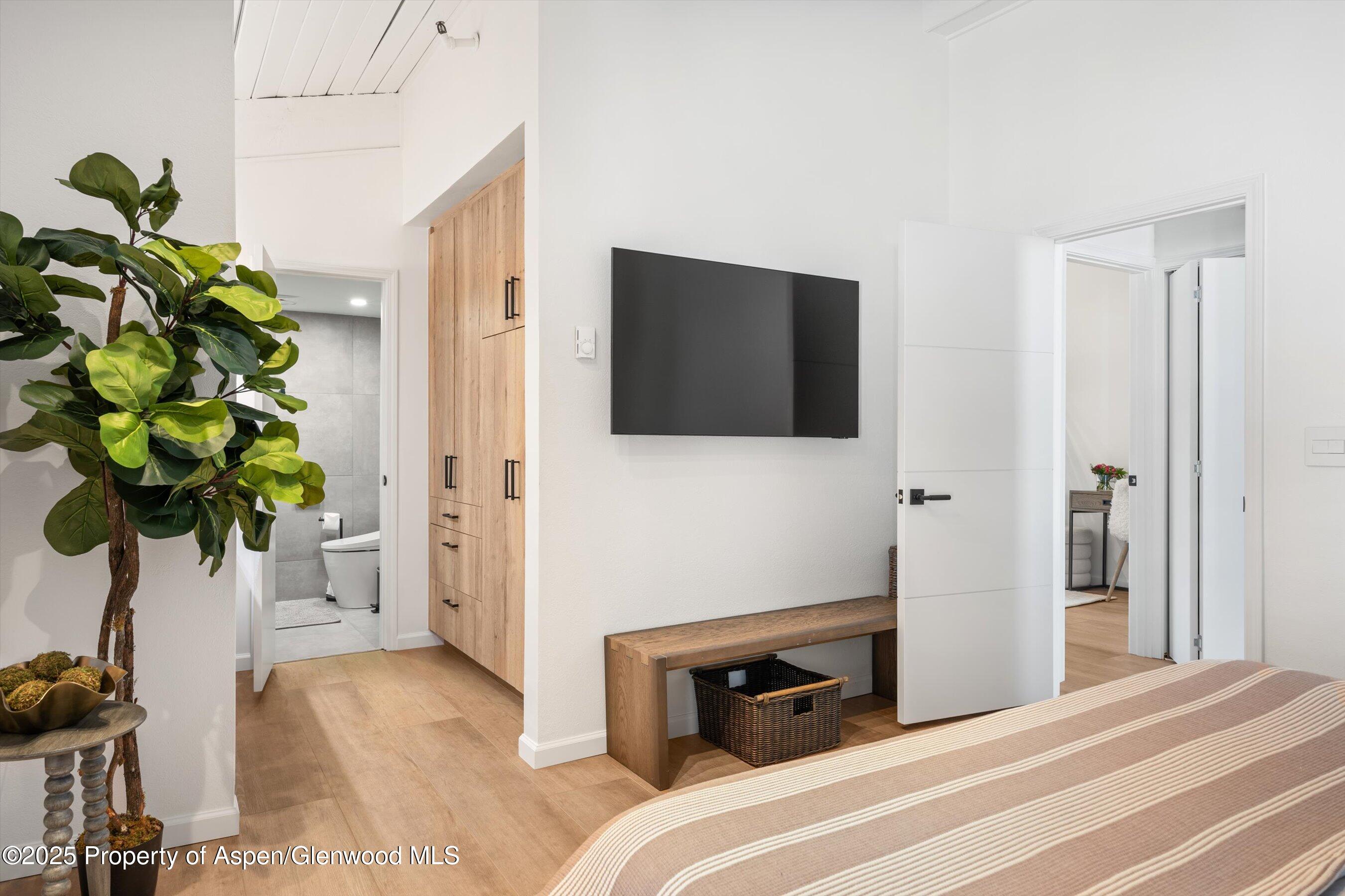 360 Wood Road, Unit 301 Snowmass Village, CO 81615 - Photo 25 of 47 Guest Suite with Deck Access