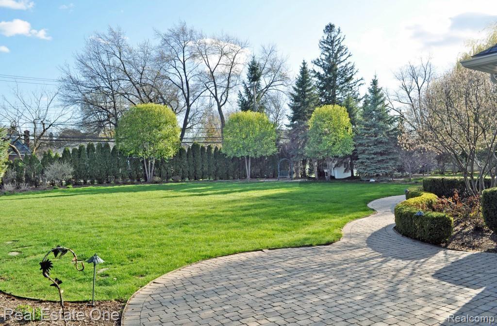 1271 South Renaud Road Grosse Pointe, MI 48236 - Photo 39 of 46 Another view, note the custom paver patio